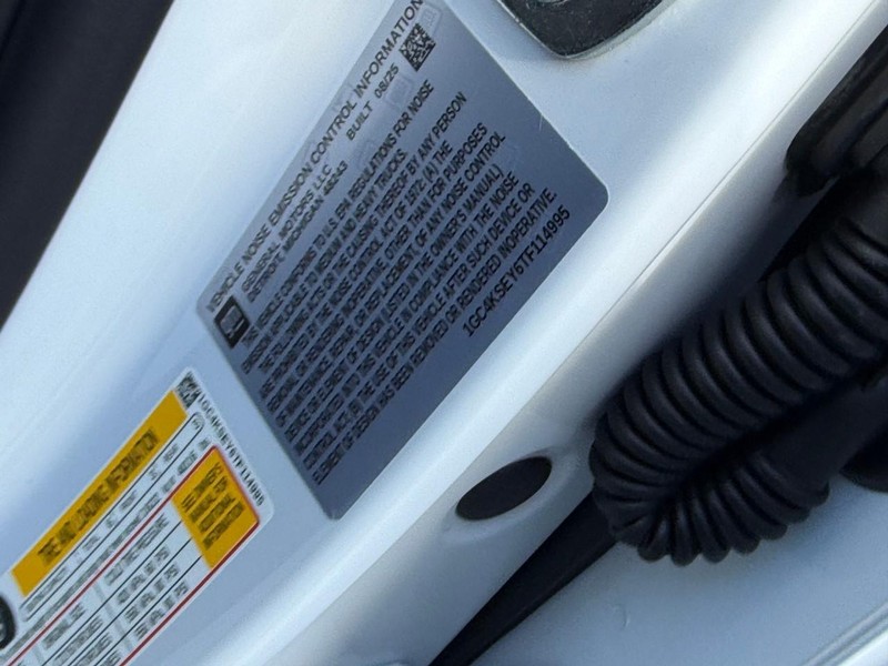 Chevrolet Silverado 3500HD Vehicle Full-screen Gallery Image 14