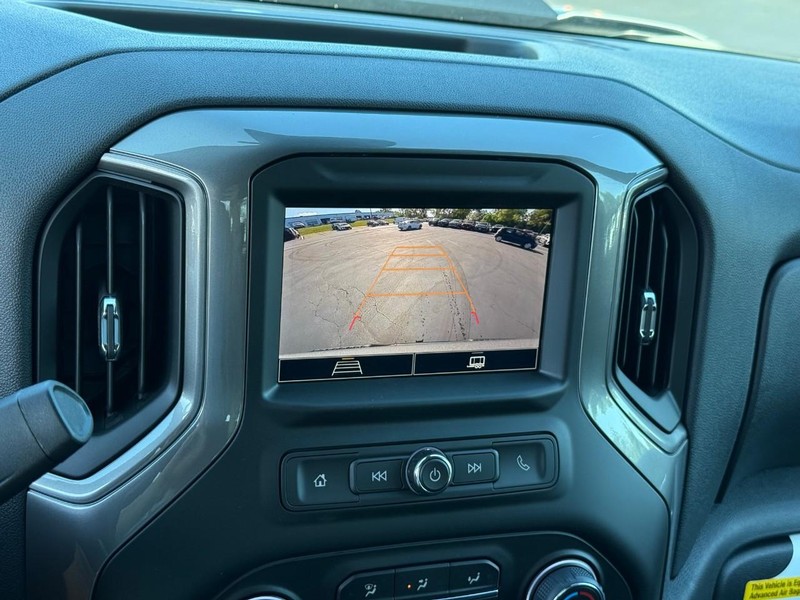 Chevrolet Silverado 1500 Vehicle Full-screen Gallery Image 15