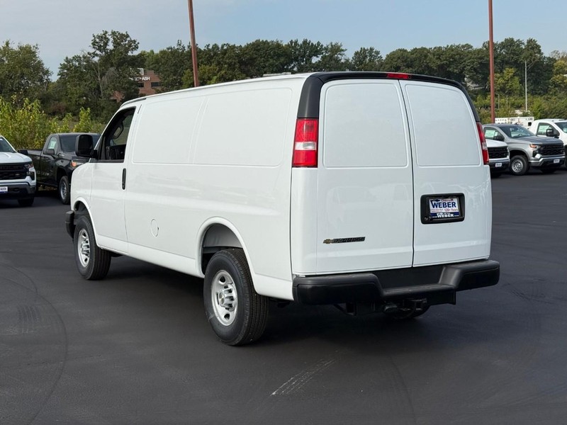 Chevrolet Express Cargo Van Vehicle Full-screen Gallery Image 3