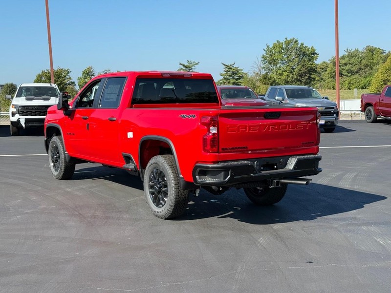 Chevrolet Silverado 2500HD Vehicle Full-screen Gallery Image 3