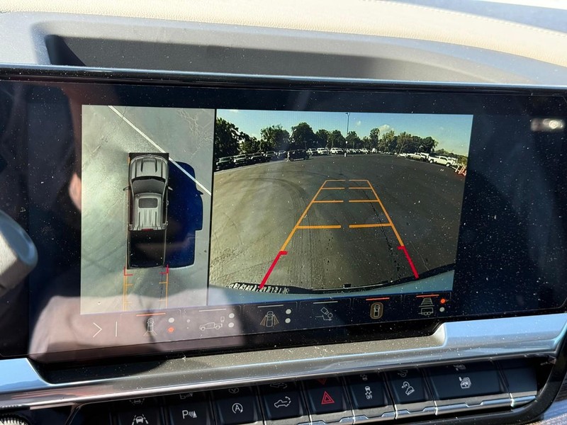 Chevrolet Silverado 1500 Vehicle Full-screen Gallery Image 16