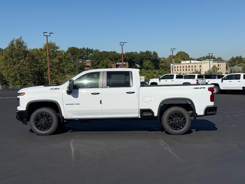 Chevrolet Silverado 2500HD Vehicle Full-screen Gallery Image 2