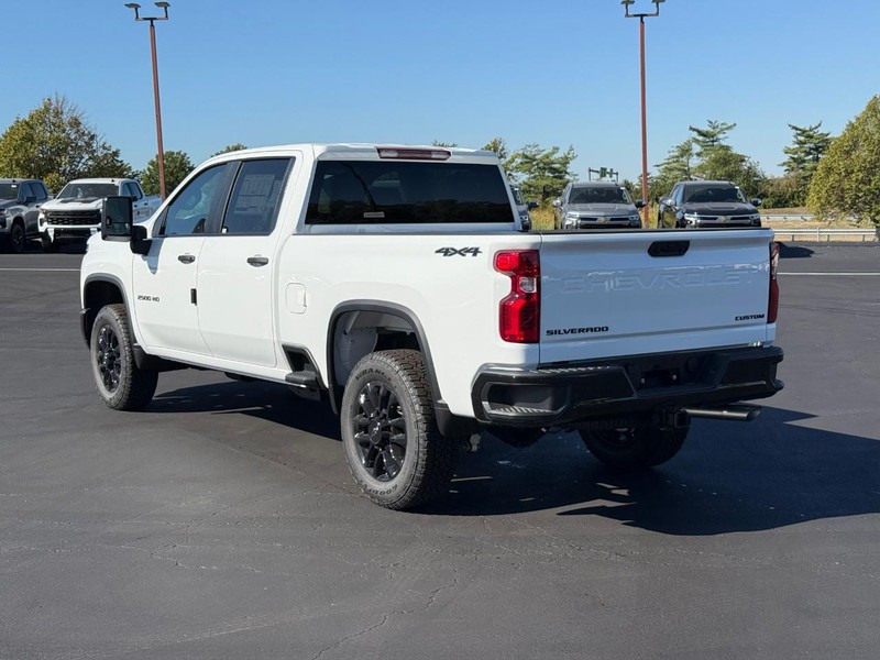 Chevrolet Silverado 2500HD Vehicle Full-screen Gallery Image 3