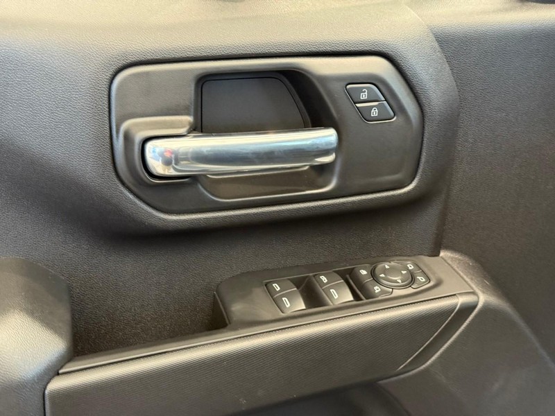 Chevrolet Silverado 2500HD Vehicle Full-screen Gallery Image 5