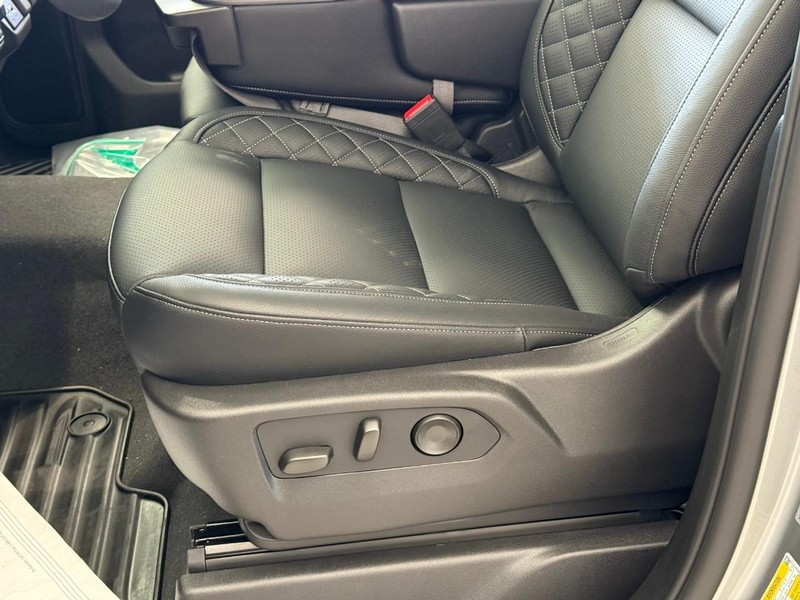 Chevrolet Silverado 2500HD Vehicle Full-screen Gallery Image 6