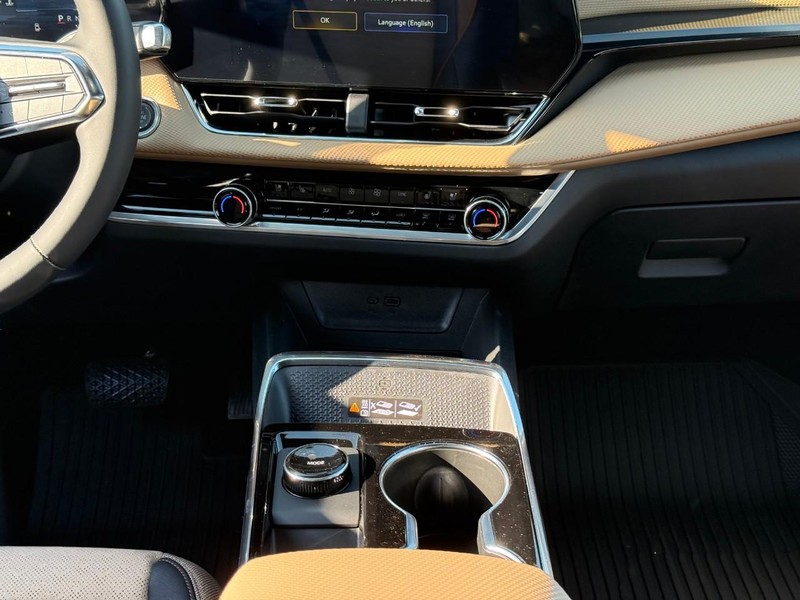 Chevrolet Equinox Vehicle Full-screen Gallery Image 9