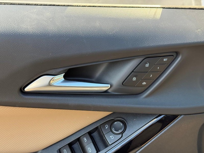 Chevrolet Equinox Vehicle Full-screen Gallery Image 11