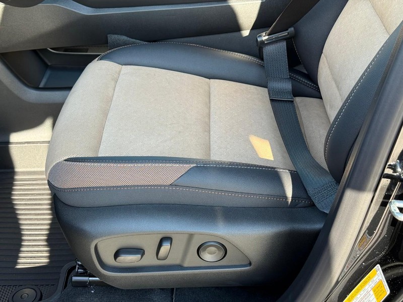 Chevrolet Equinox Vehicle Full-screen Gallery Image 12