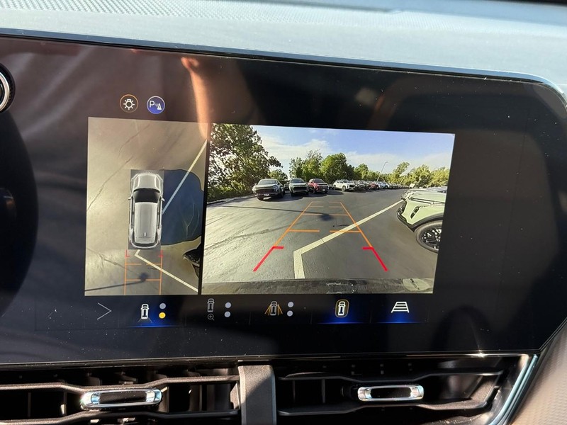 Chevrolet Equinox Vehicle Full-screen Gallery Image 16