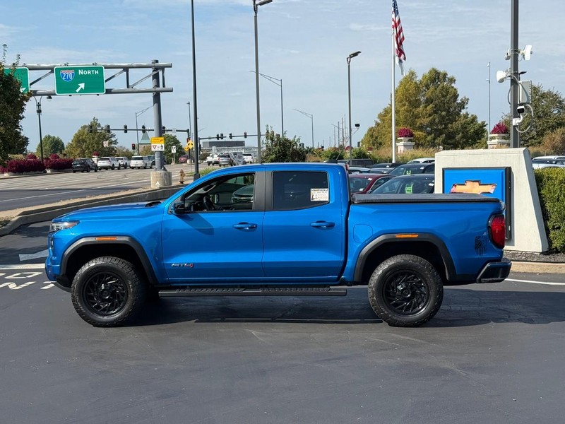 GMC Canyon Vehicle Full-screen Gallery Image 2