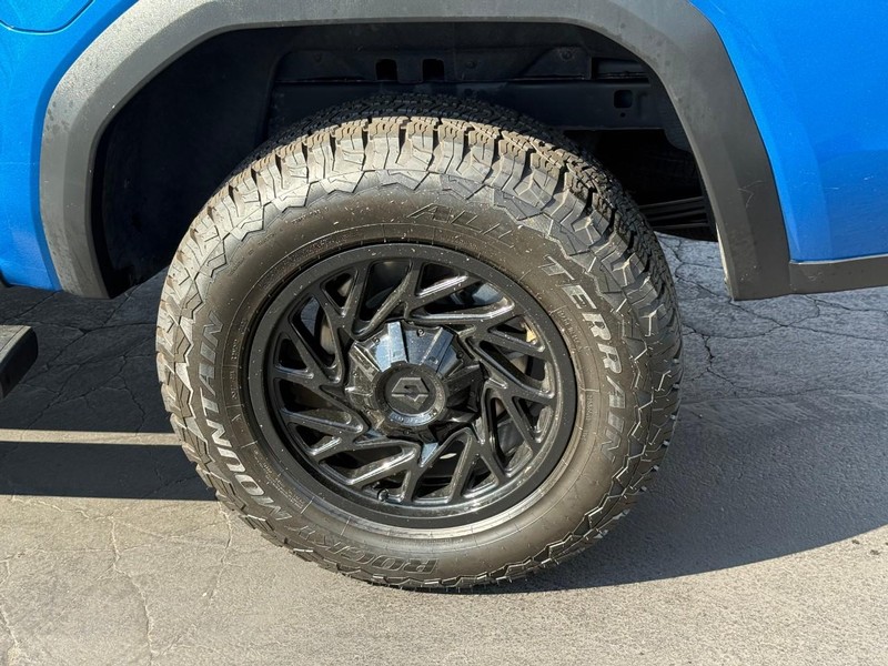 GMC Canyon Vehicle Full-screen Gallery Image 4