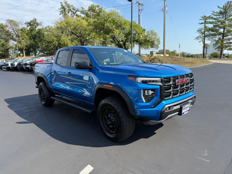 GMC Canyon Vehicle Full-screen Gallery Image 8