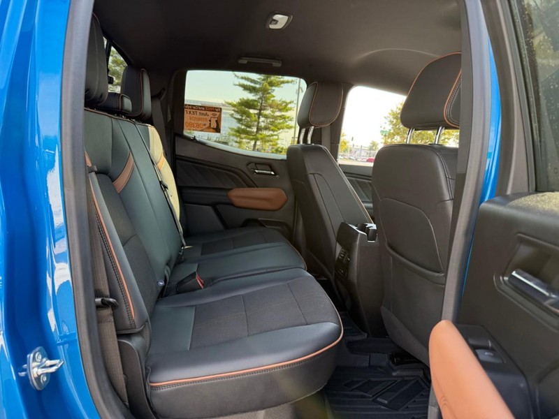 GMC Canyon Vehicle Full-screen Gallery Image 10