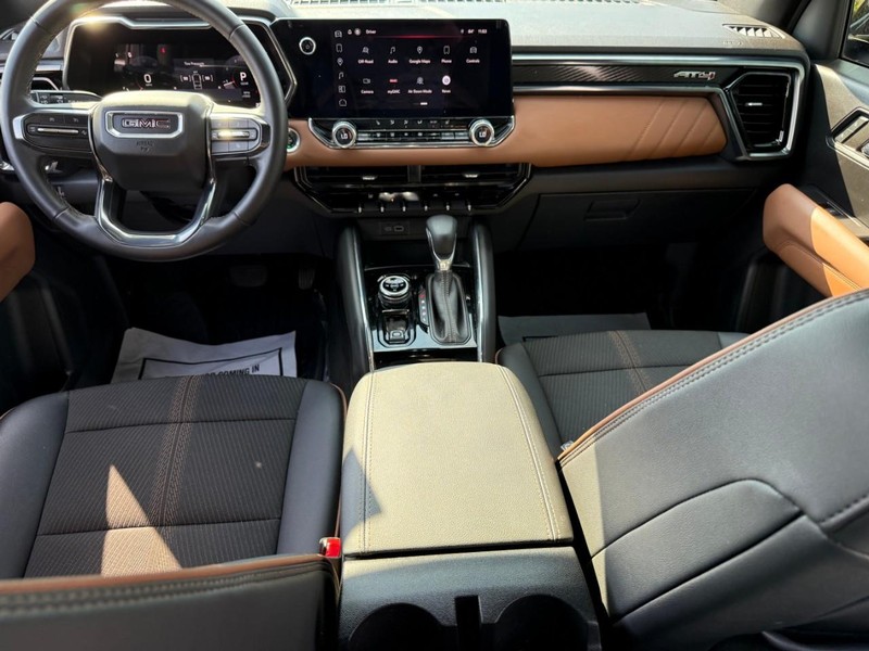 GMC Canyon Vehicle Full-screen Gallery Image 11