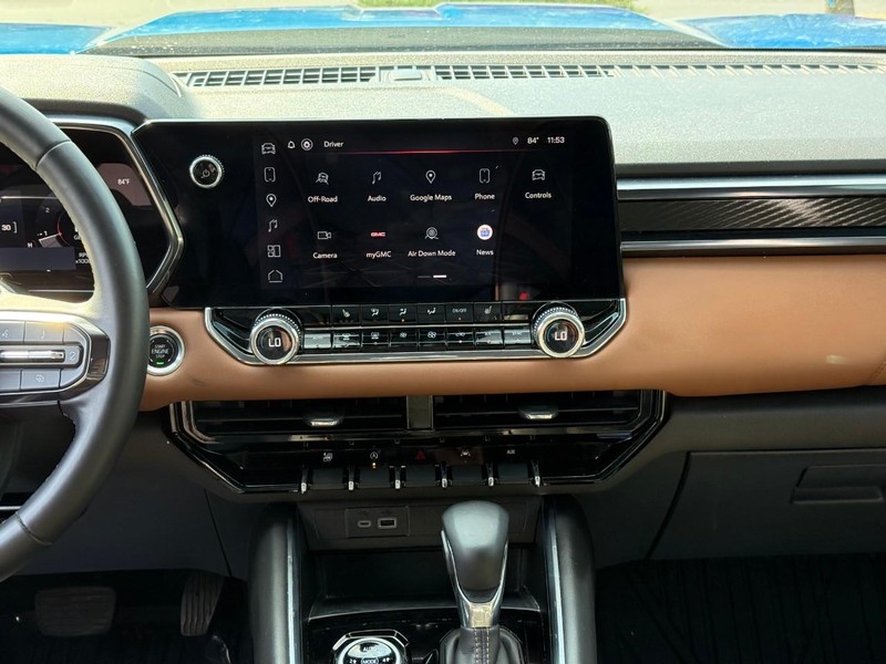 GMC Canyon Vehicle Full-screen Gallery Image 13