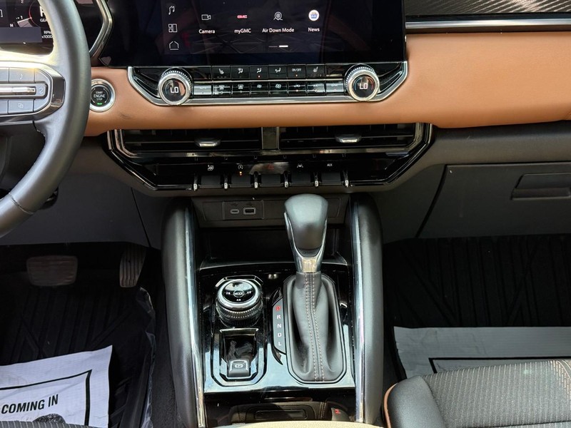 GMC Canyon Vehicle Full-screen Gallery Image 14