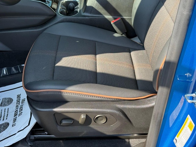 GMC Canyon Vehicle Full-screen Gallery Image 16