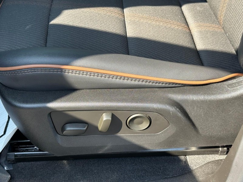 GMC Canyon Vehicle Full-screen Gallery Image 17