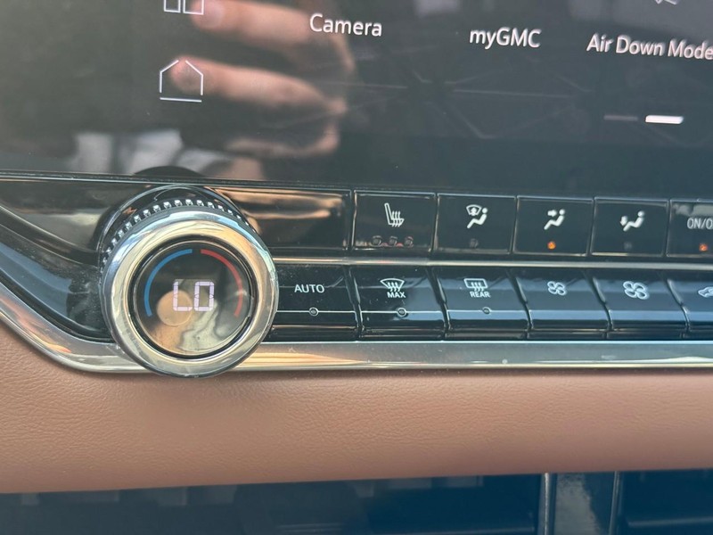 GMC Canyon Vehicle Full-screen Gallery Image 22