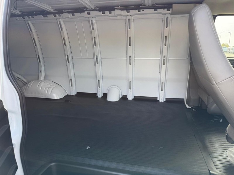Chevrolet Express Cargo Van Vehicle Full-screen Gallery Image 5