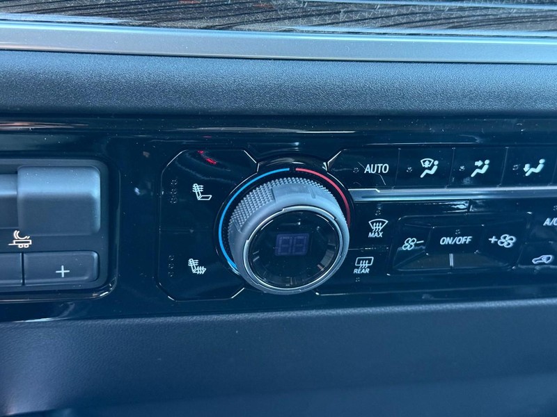 Chevrolet Silverado 1500 Vehicle Full-screen Gallery Image 16