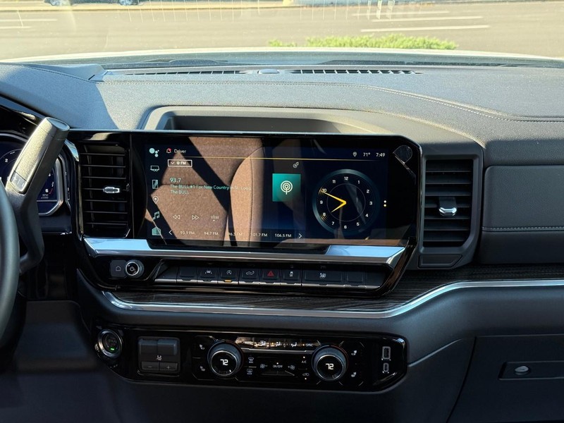 Chevrolet Silverado 1500 Vehicle Full-screen Gallery Image 14