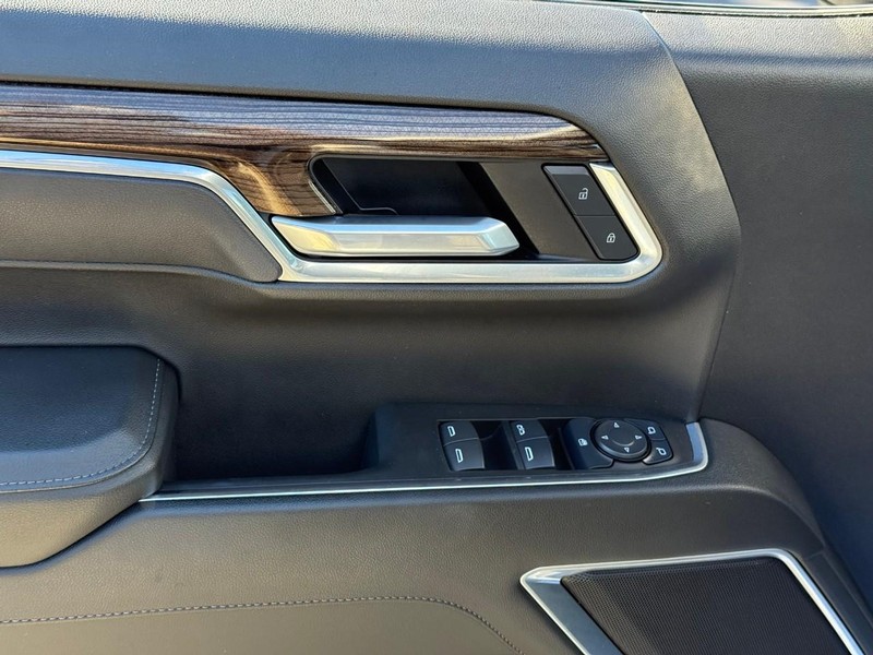 Chevrolet Silverado 1500 Vehicle Full-screen Gallery Image 16