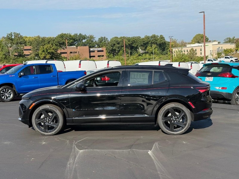 Chevrolet Equinox EV Vehicle Full-screen Gallery Image 2