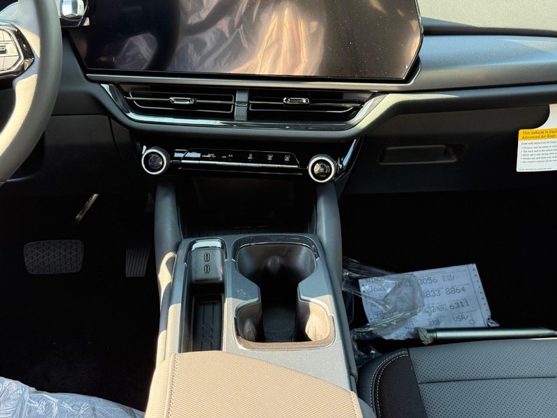 Chevrolet Equinox EV Vehicle Full-screen Gallery Image 9