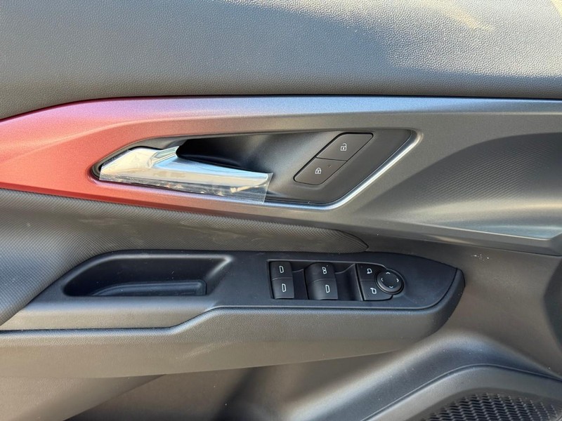 Chevrolet Equinox EV Vehicle Full-screen Gallery Image 10