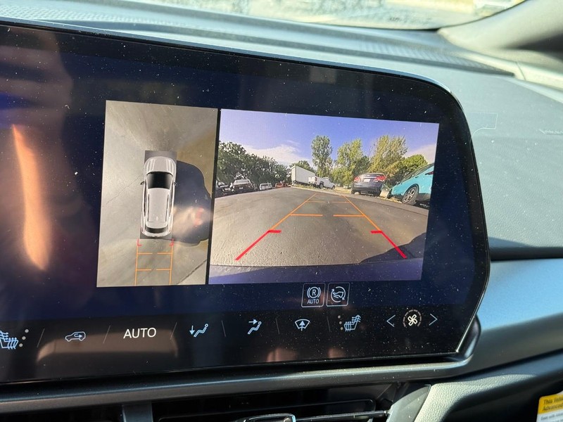 Chevrolet Equinox EV Vehicle Full-screen Gallery Image 14