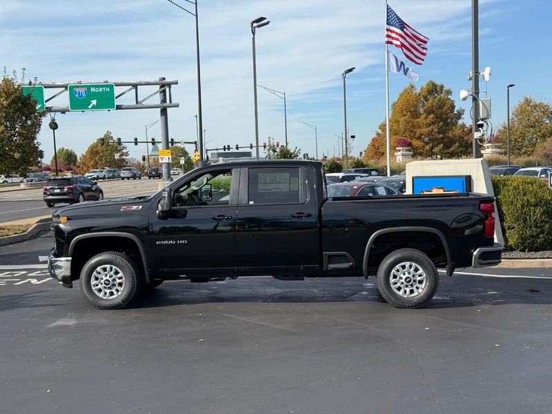 Chevrolet Silverado 2500HD Vehicle Full-screen Gallery Image 2