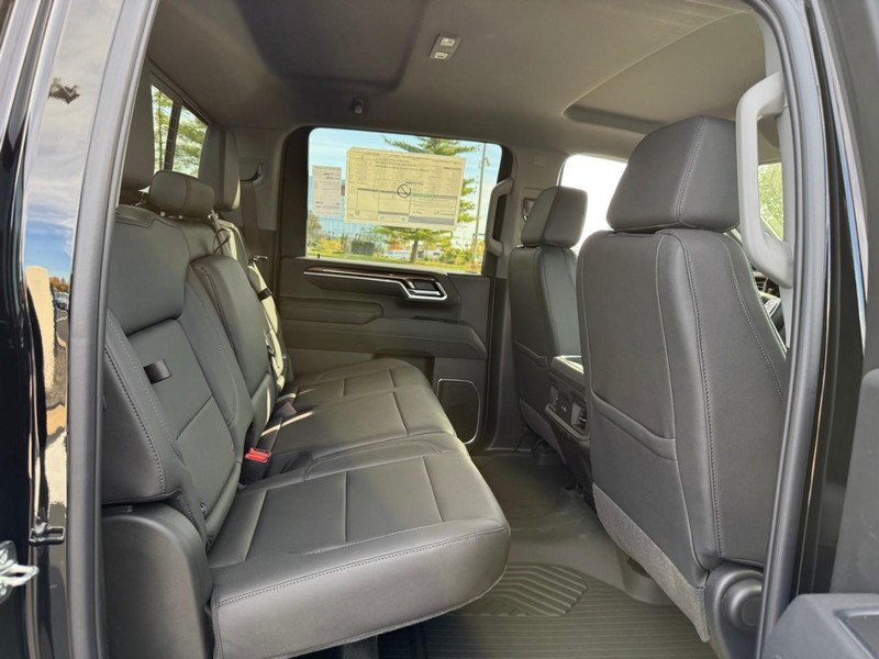 Chevrolet Silverado 2500HD Vehicle Full-screen Gallery Image 6