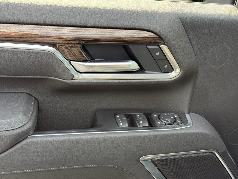 Chevrolet Silverado 2500HD Vehicle Full-screen Gallery Image 11