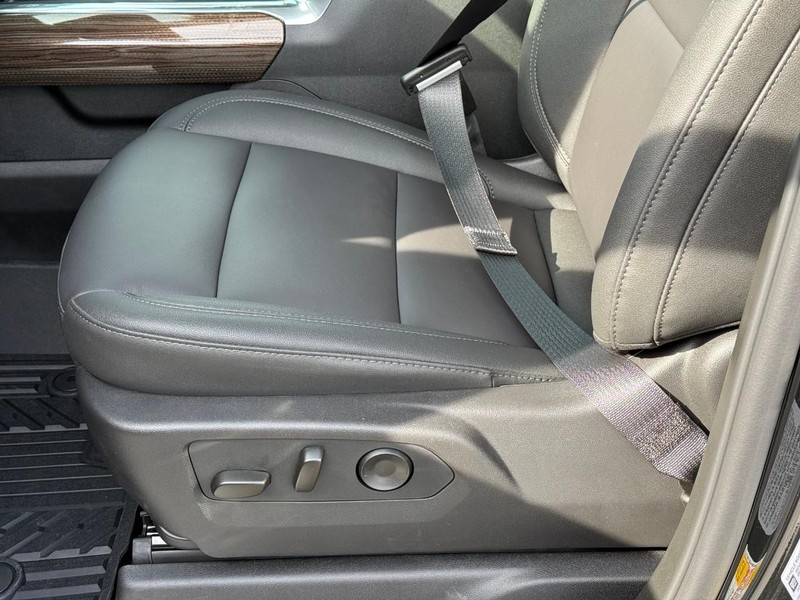 Chevrolet Silverado 2500HD Vehicle Full-screen Gallery Image 12