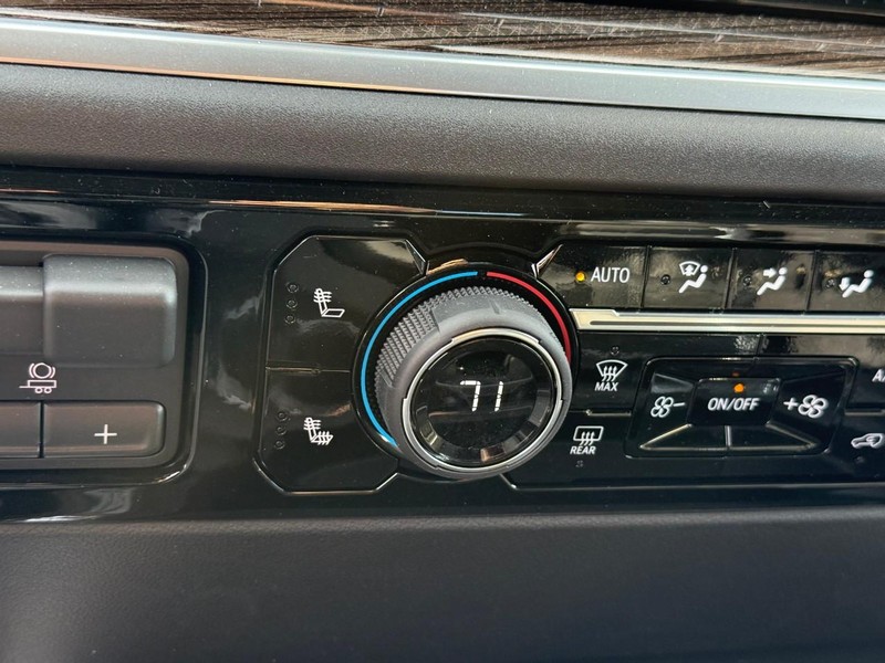 Chevrolet Silverado 2500HD Vehicle Full-screen Gallery Image 16