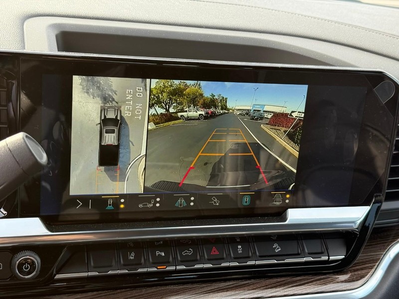 Chevrolet Silverado 2500HD Vehicle Full-screen Gallery Image 17