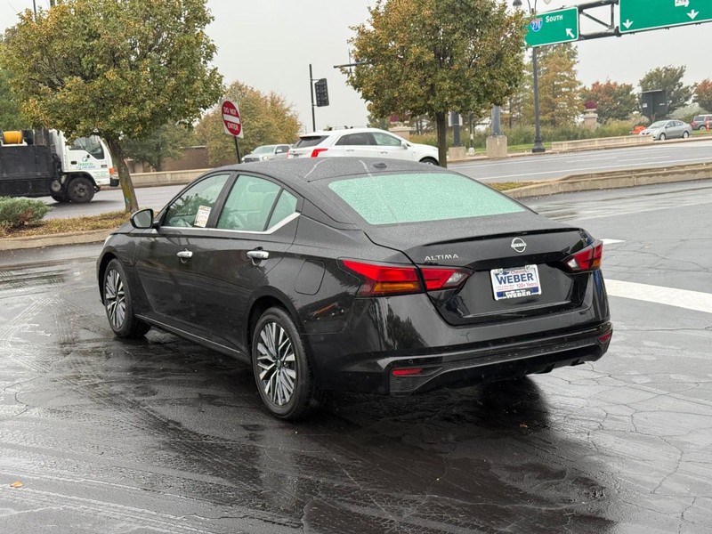 Nissan Altima Vehicle Full-screen Gallery Image 3