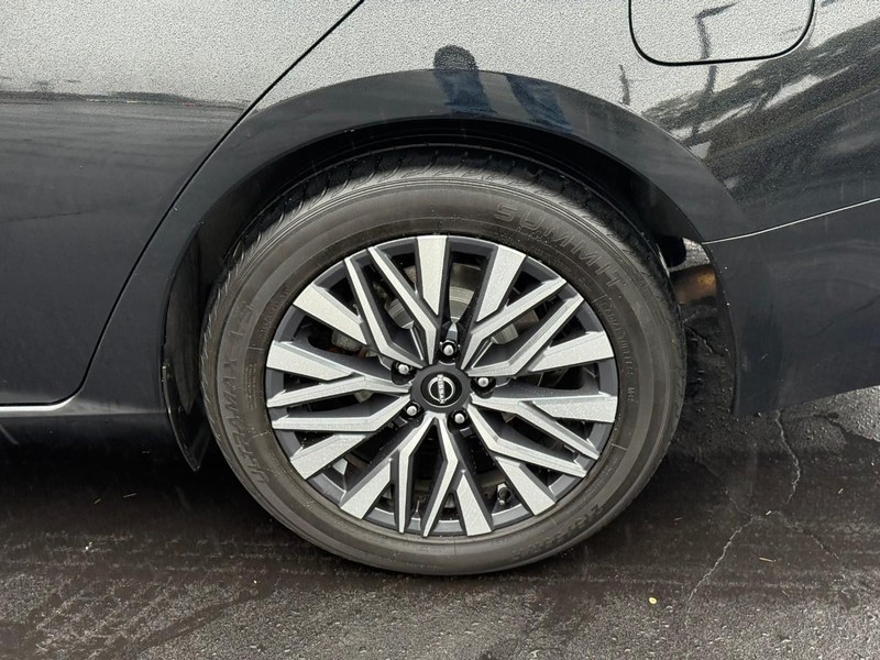 Nissan Altima Vehicle Full-screen Gallery Image 4