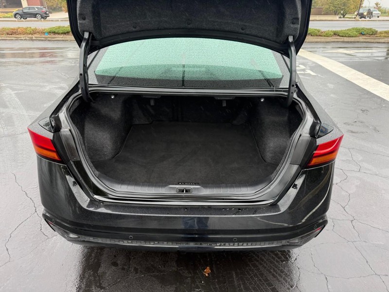 Nissan Altima Vehicle Full-screen Gallery Image 6