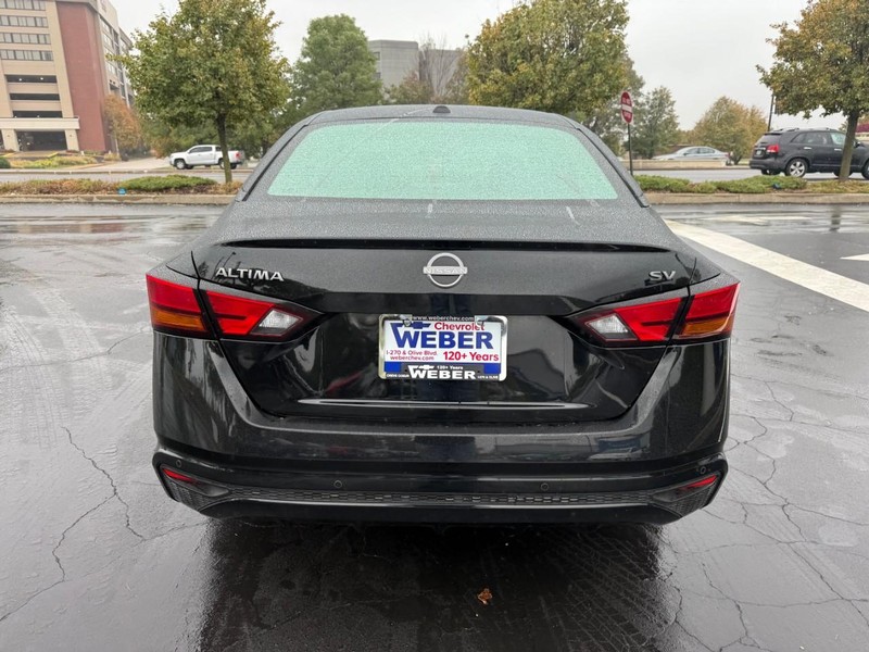 Nissan Altima Vehicle Full-screen Gallery Image 7