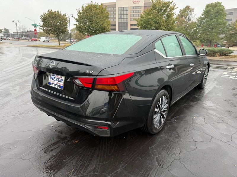 Nissan Altima Vehicle Full-screen Gallery Image 8