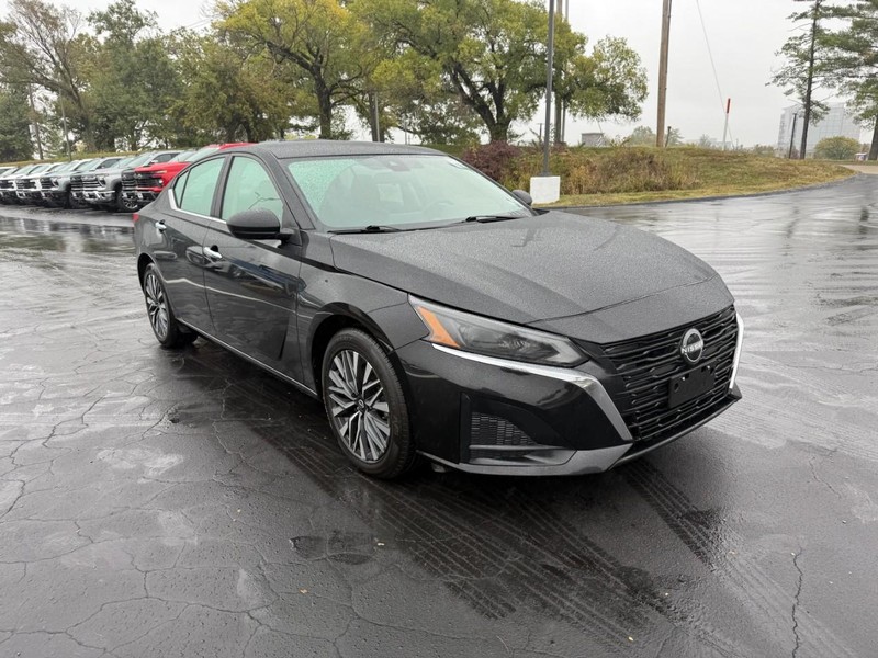 Nissan Altima Vehicle Full-screen Gallery Image 9