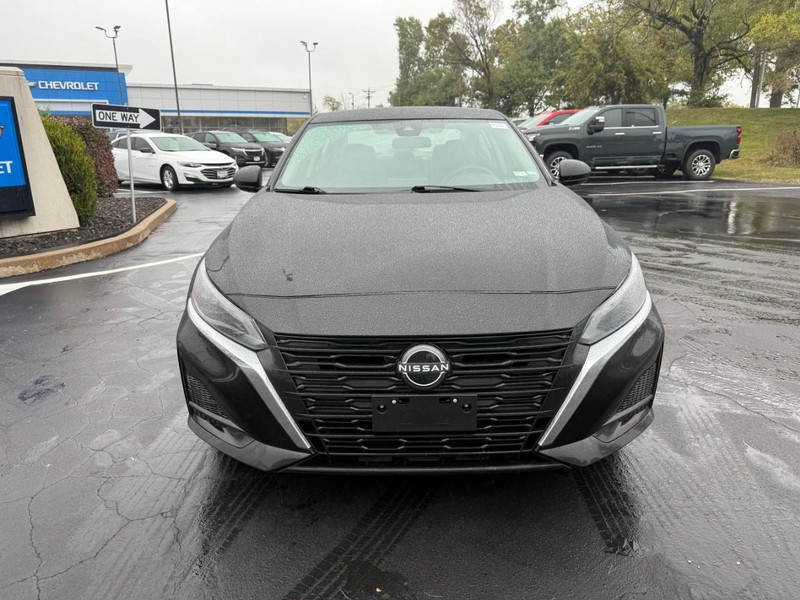 Nissan Altima Vehicle Full-screen Gallery Image 10