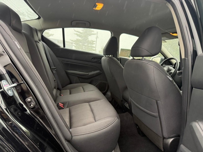 Nissan Altima Vehicle Full-screen Gallery Image 11