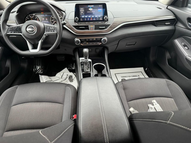 Nissan Altima Vehicle Full-screen Gallery Image 12