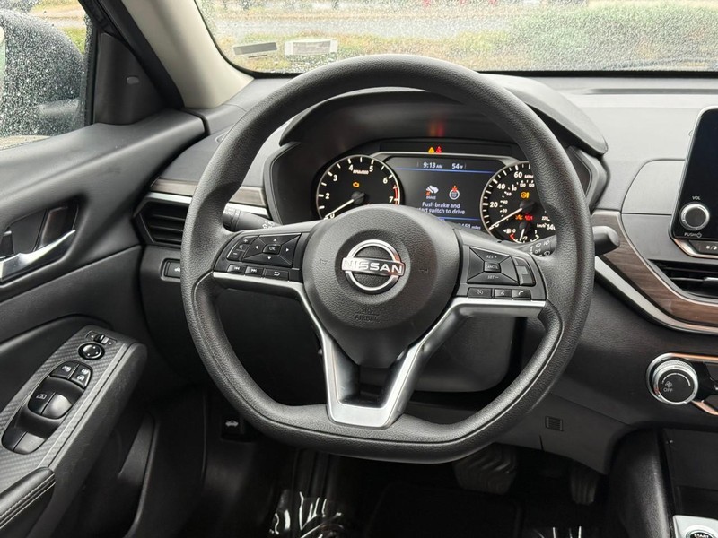 Nissan Altima Vehicle Full-screen Gallery Image 13