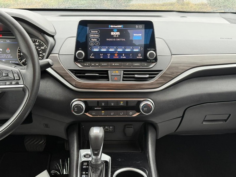 Nissan Altima Vehicle Full-screen Gallery Image 14