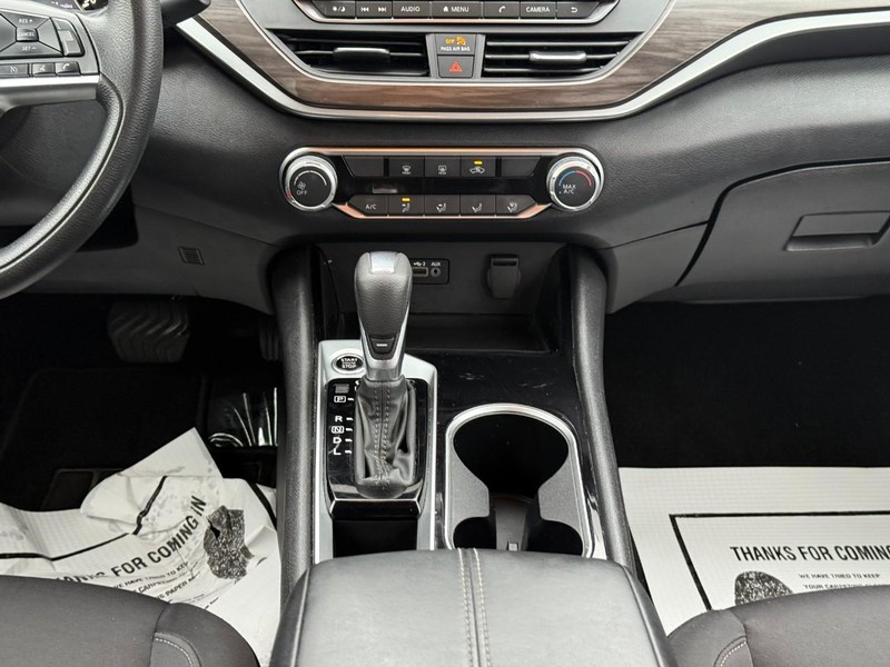 Nissan Altima Vehicle Full-screen Gallery Image 15