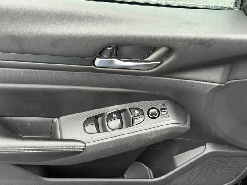 Nissan Altima Vehicle Full-screen Gallery Image 16